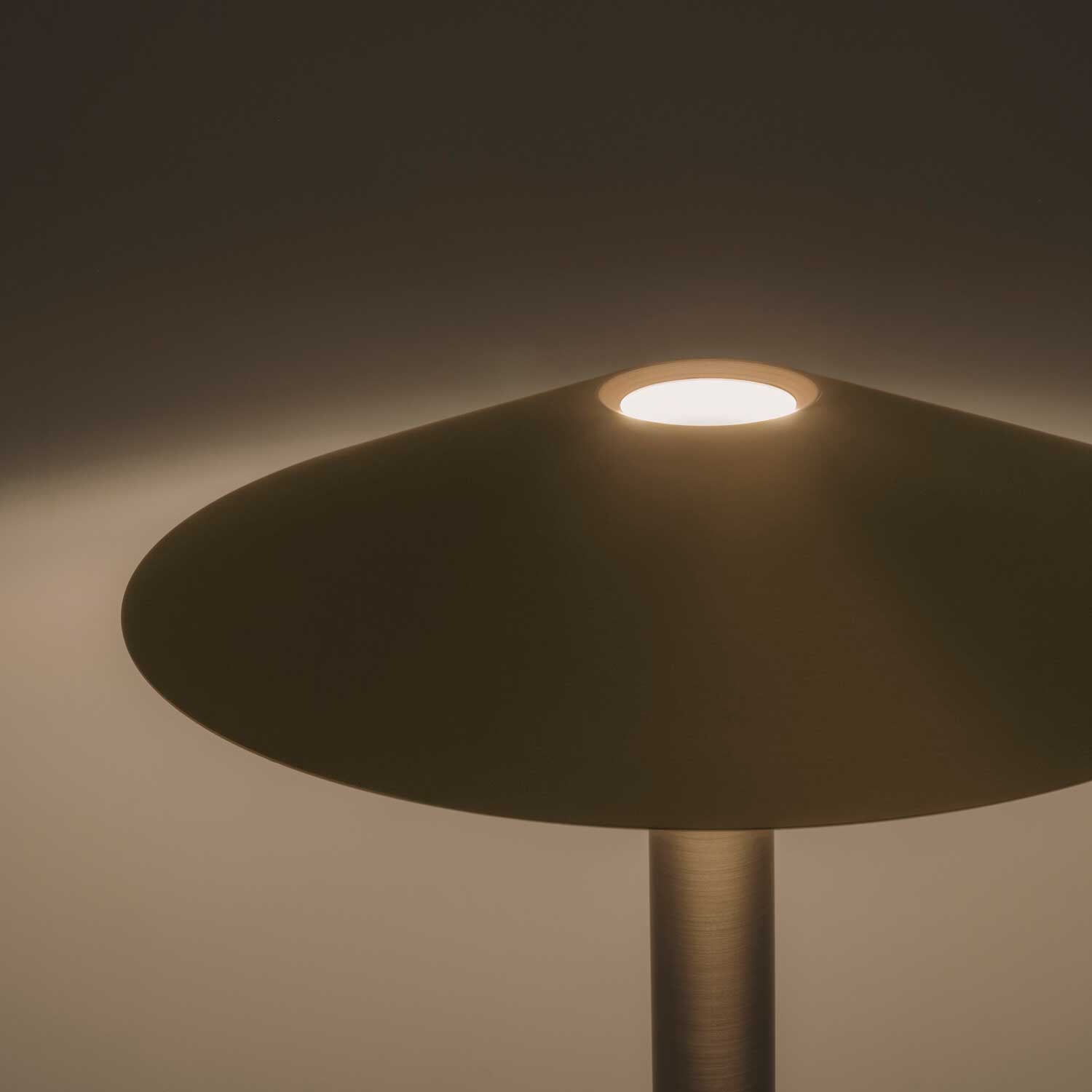 H - Lampadaire LED en acier design pour chambre ou salon