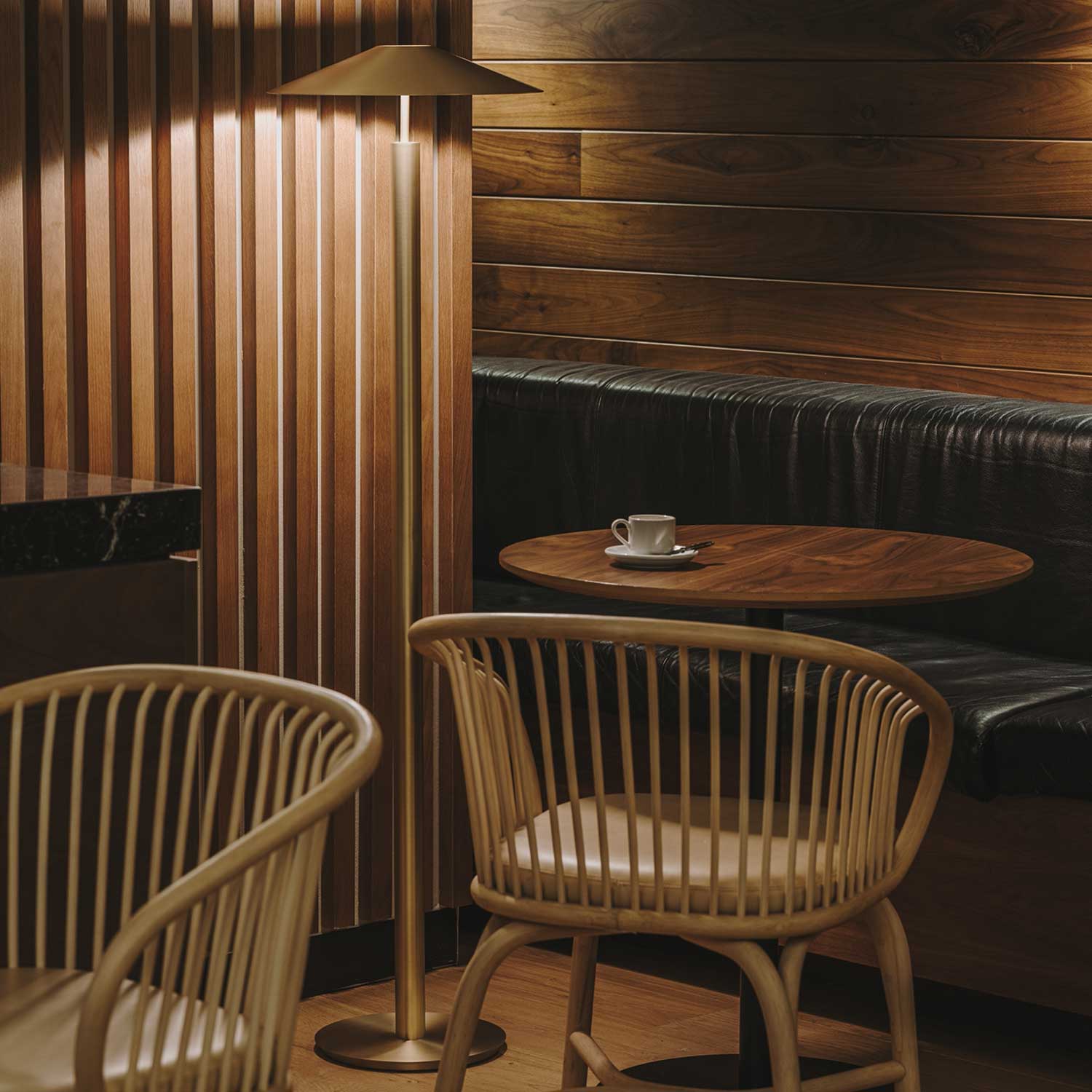 H - Lampadaire LED en acier design pour chambre ou salon