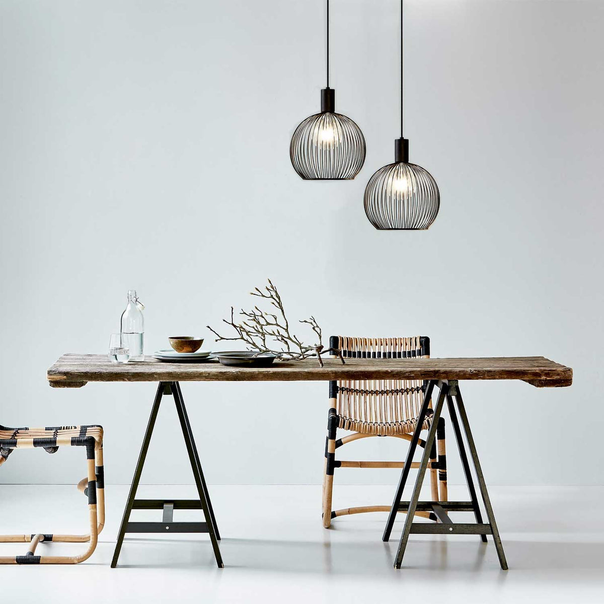 Aver - Suspension ajourée en métal noir, design sculptural et style industriel