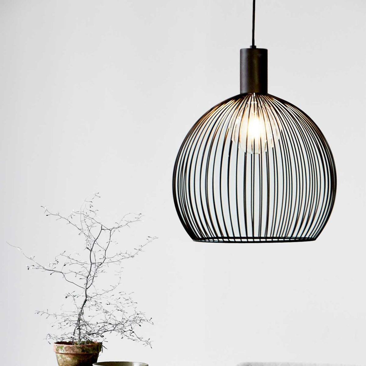 Aver - Suspension ajourée en métal noir, design sculptural et style industriel