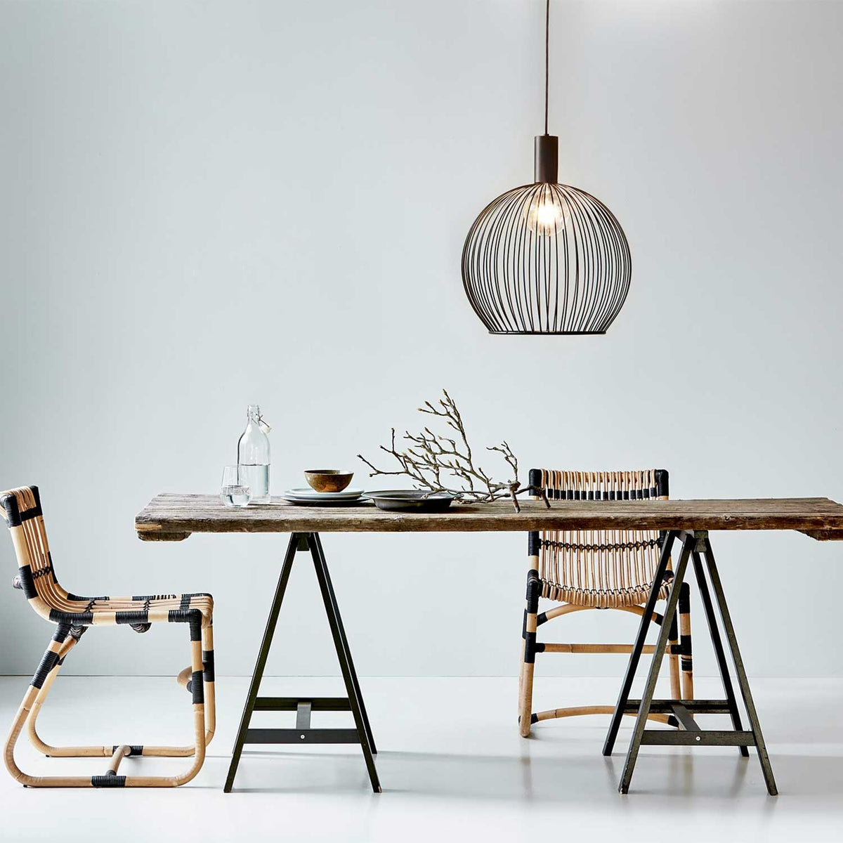 Aver - Suspension ajourée en métal noir, design sculptural et style industriel
