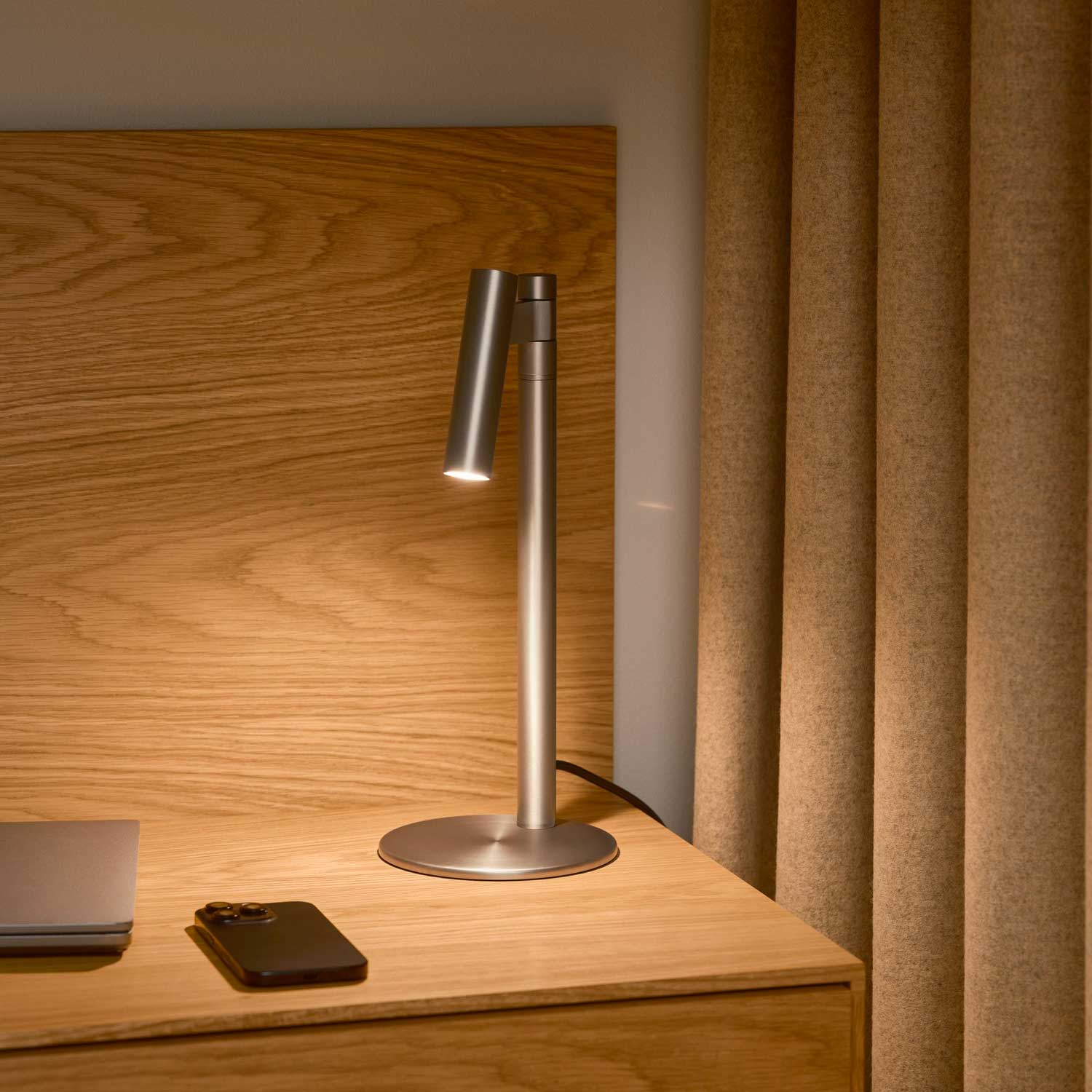 Makoto - Lampe de bureau chrome satiné pour chambre moderne
