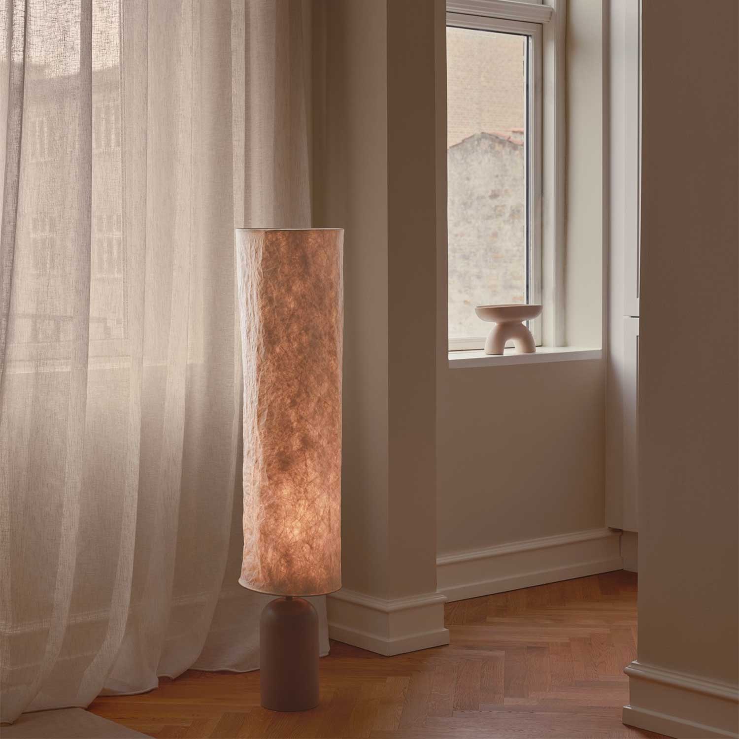 Talli - Lampadaire marron en tissu pour salon wabi-sabi