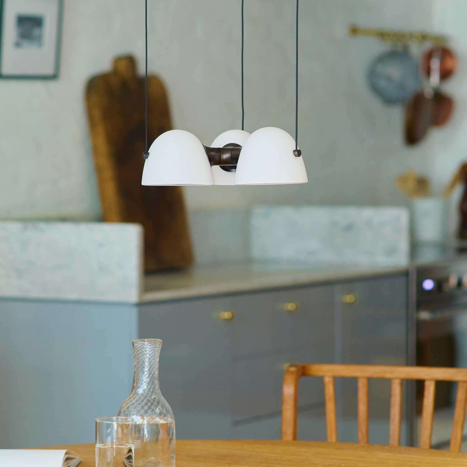 Fuse - Lustre design en albâtre et laiton vieilli pour salon