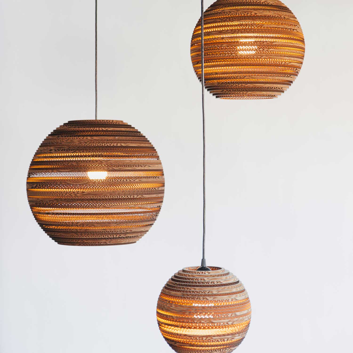 Scraplights Moon - Große Pendelleuchte aus Pappkugeln für das Wohnzimmer