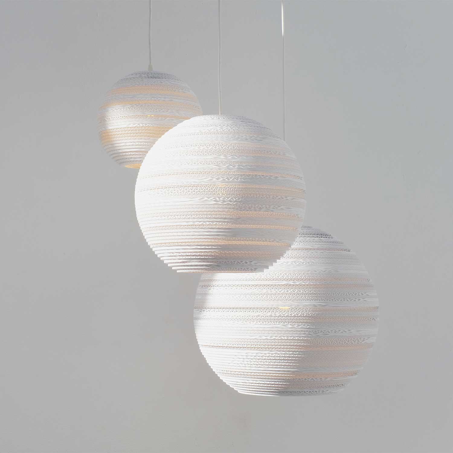 Scraplights Moon - Große Pendelleuchte aus Pappkugeln für das Wohnzimmer