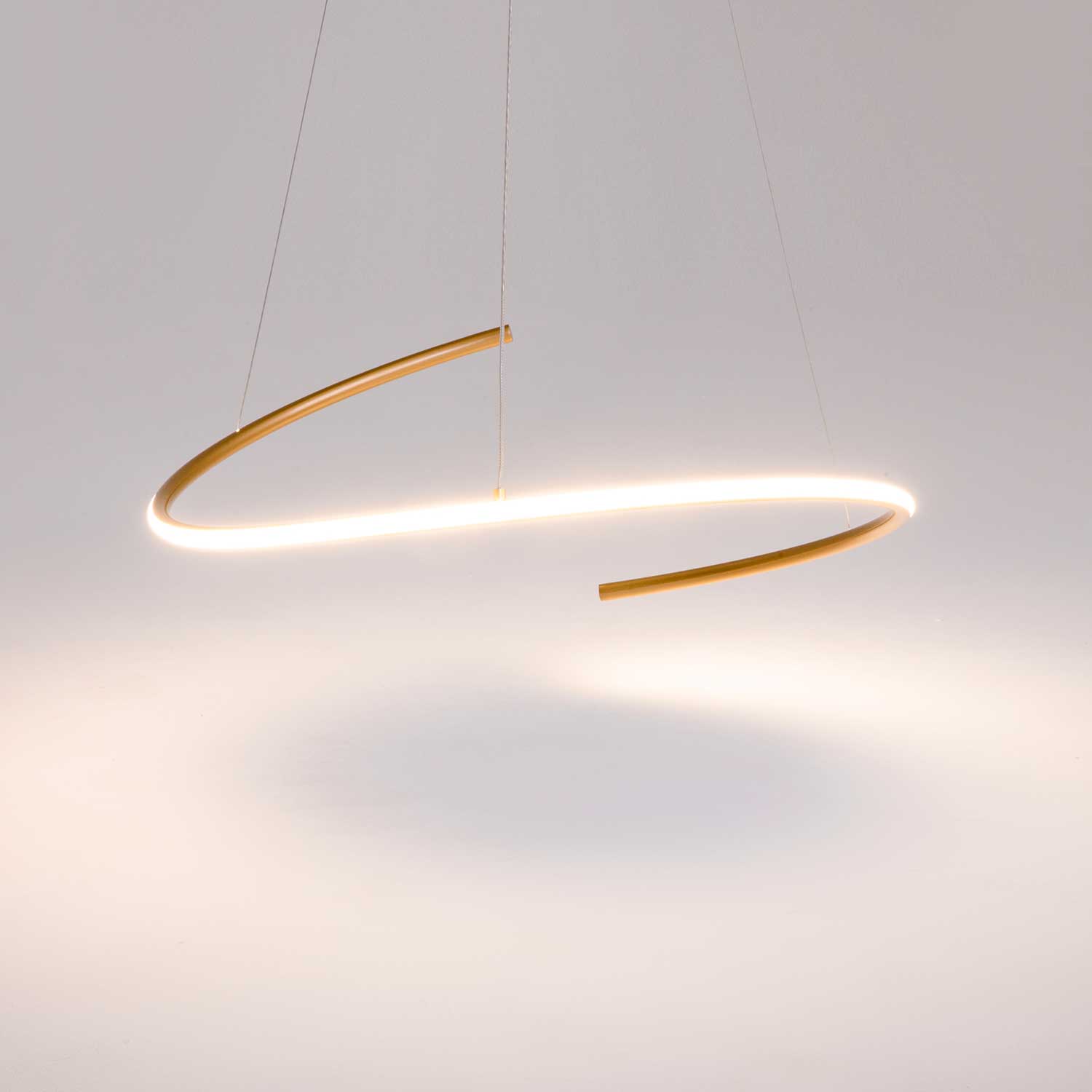 Curve - Suspension led en acier noir ou doré pour salle à manger