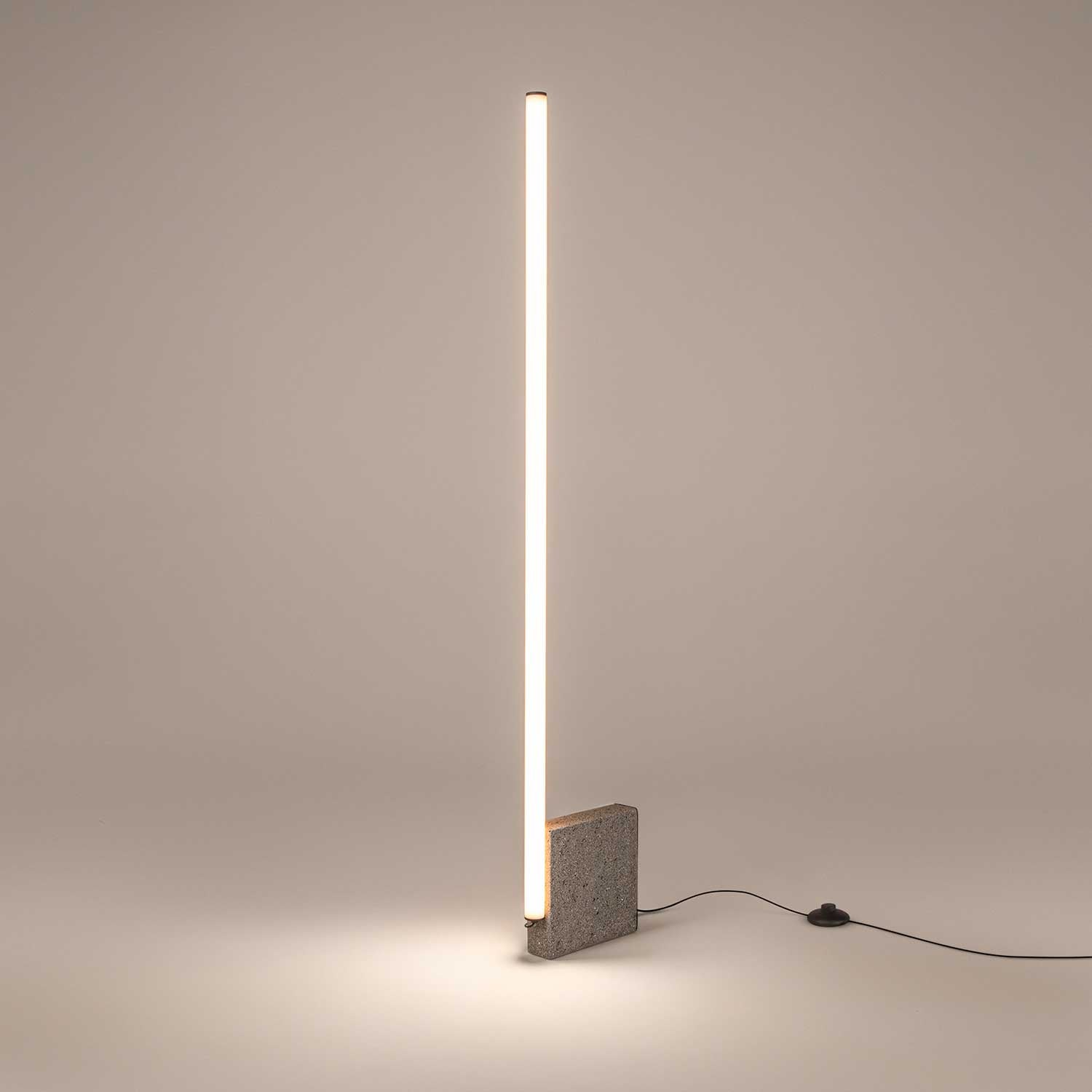 Solid - Lampadaire tube LED design avec pied en béton