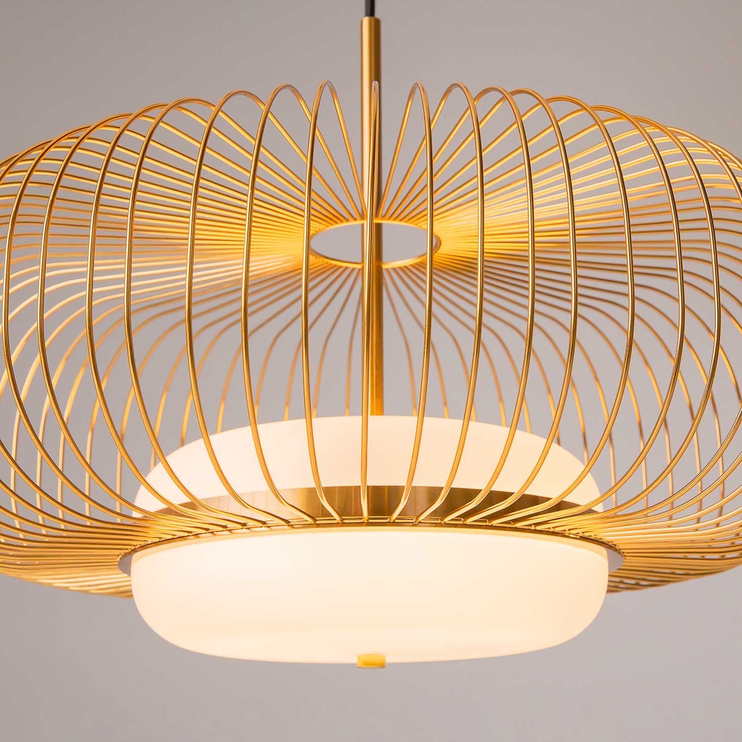Levitation - Suspension design en forme de cage doré