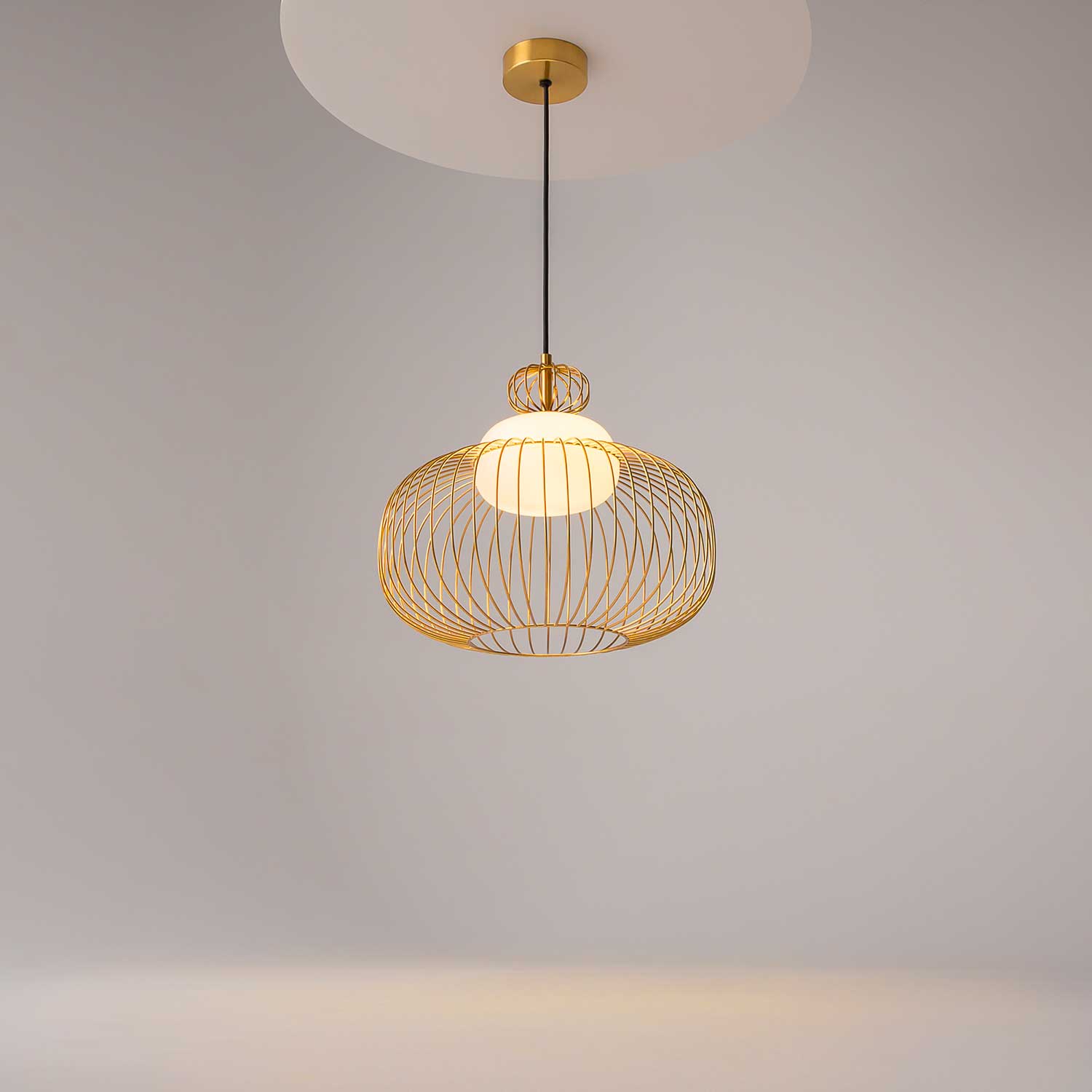 Levitation - Suspension design en forme de cage doré