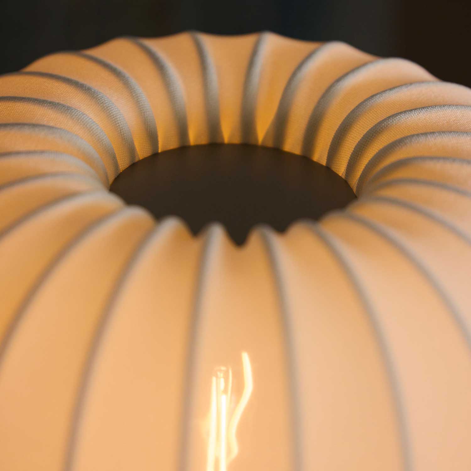 Tradition - Lampe de chevet en tissu design japandi