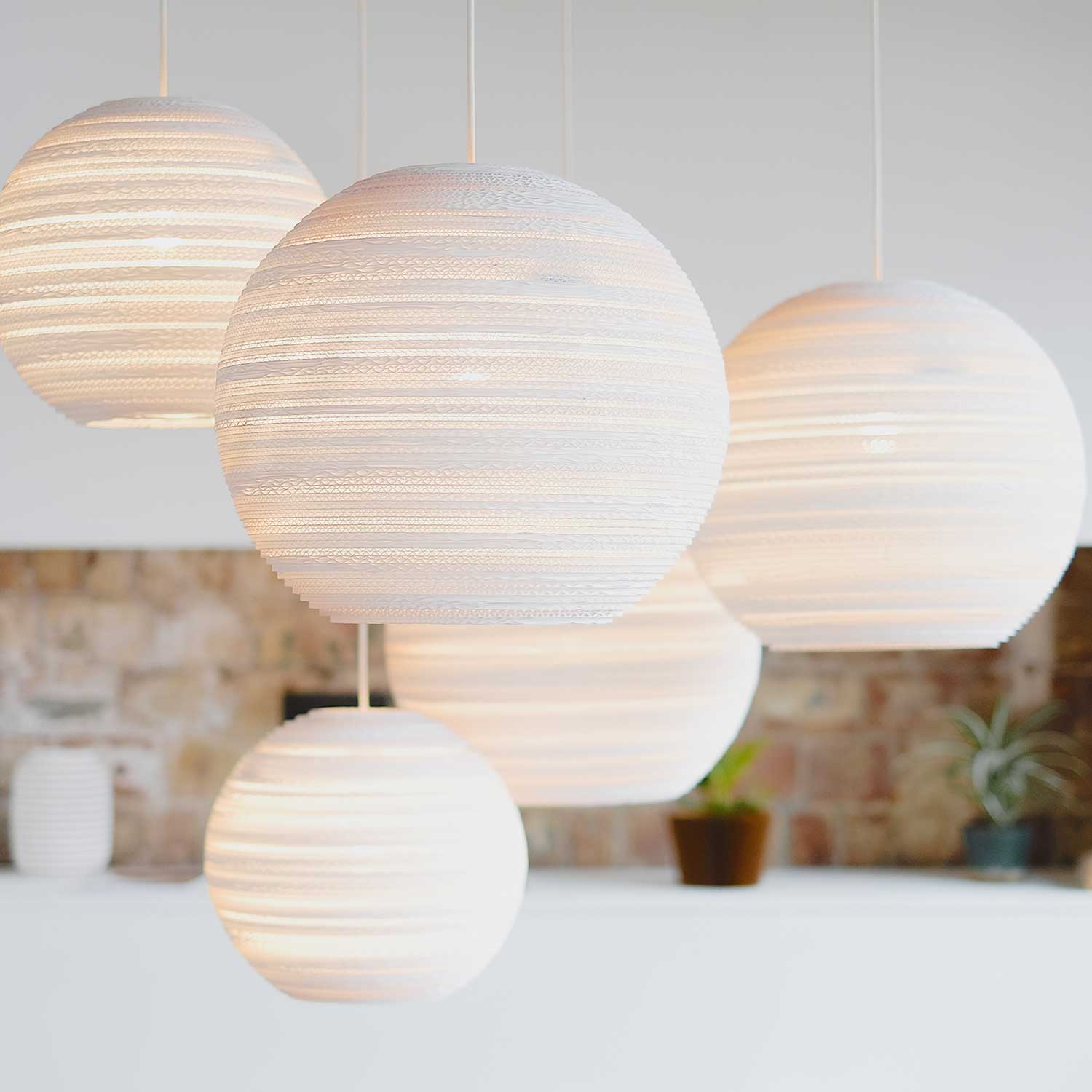 Scraplights Moon - Große Pendelleuchte aus Pappkugeln für das Wohnzimmer