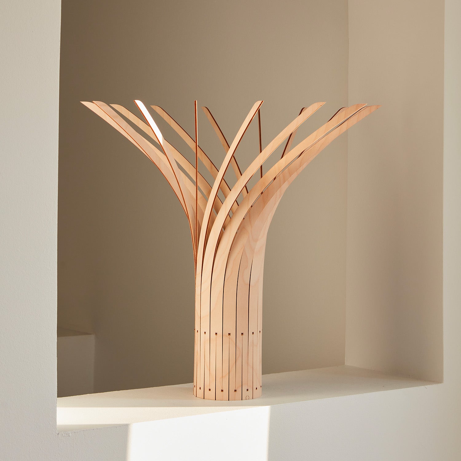 A MANITJ – Spiralförmige Tischlampe aus Naturholz