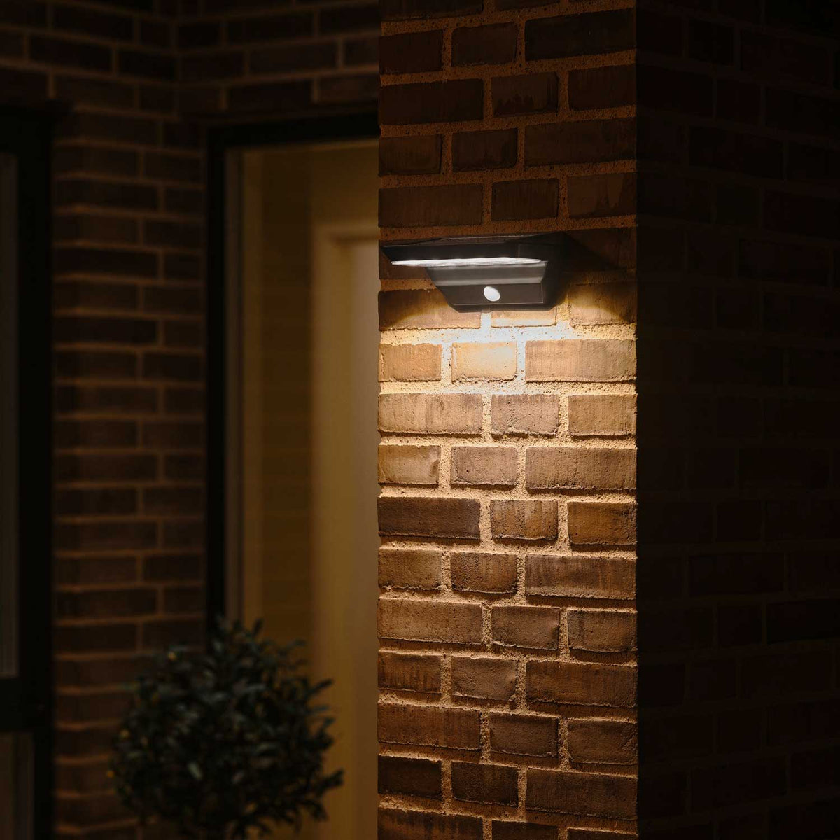 Agena Solar - Applique murale solaire LED en plastique noir avec détecteur, style minimaliste