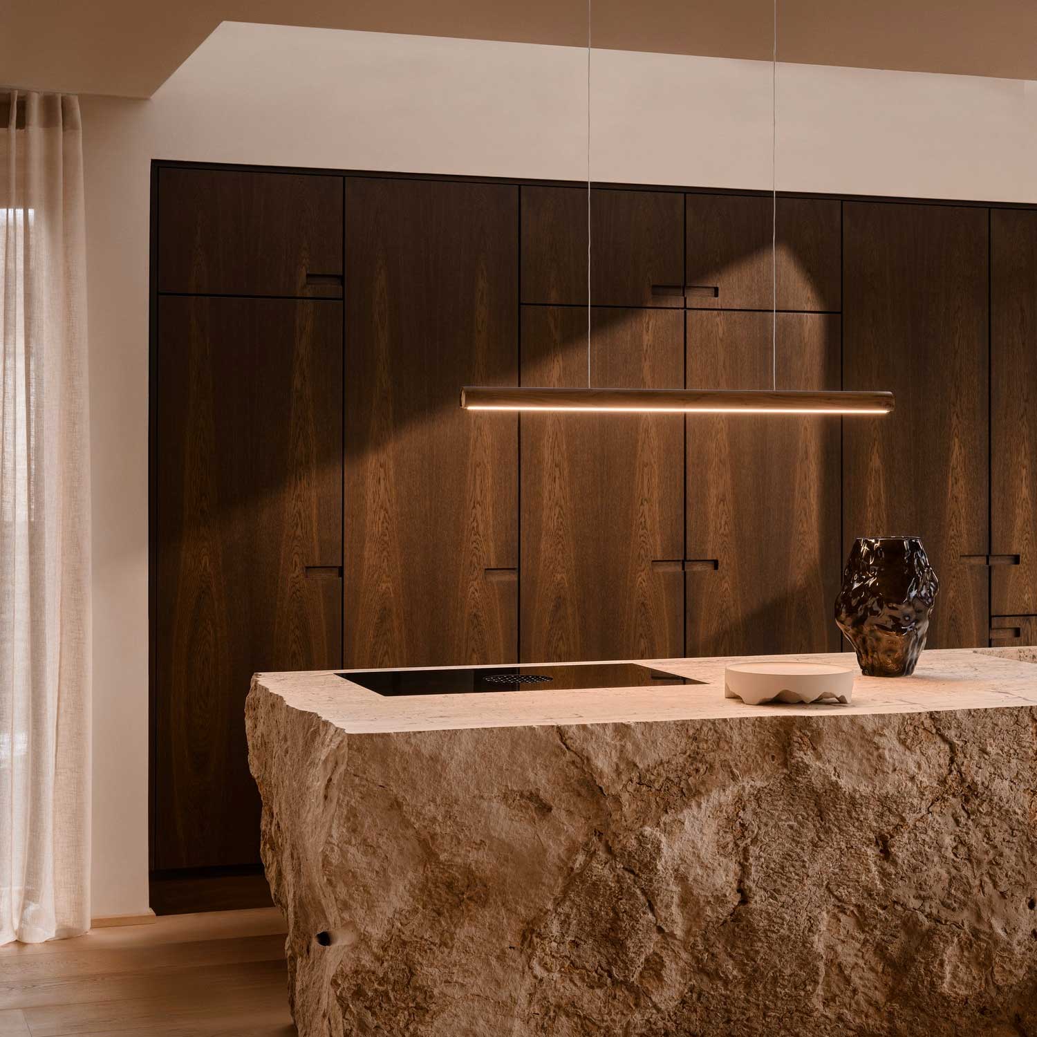 Akeno - Suspension LED design en bois et laiton pour salle à manger