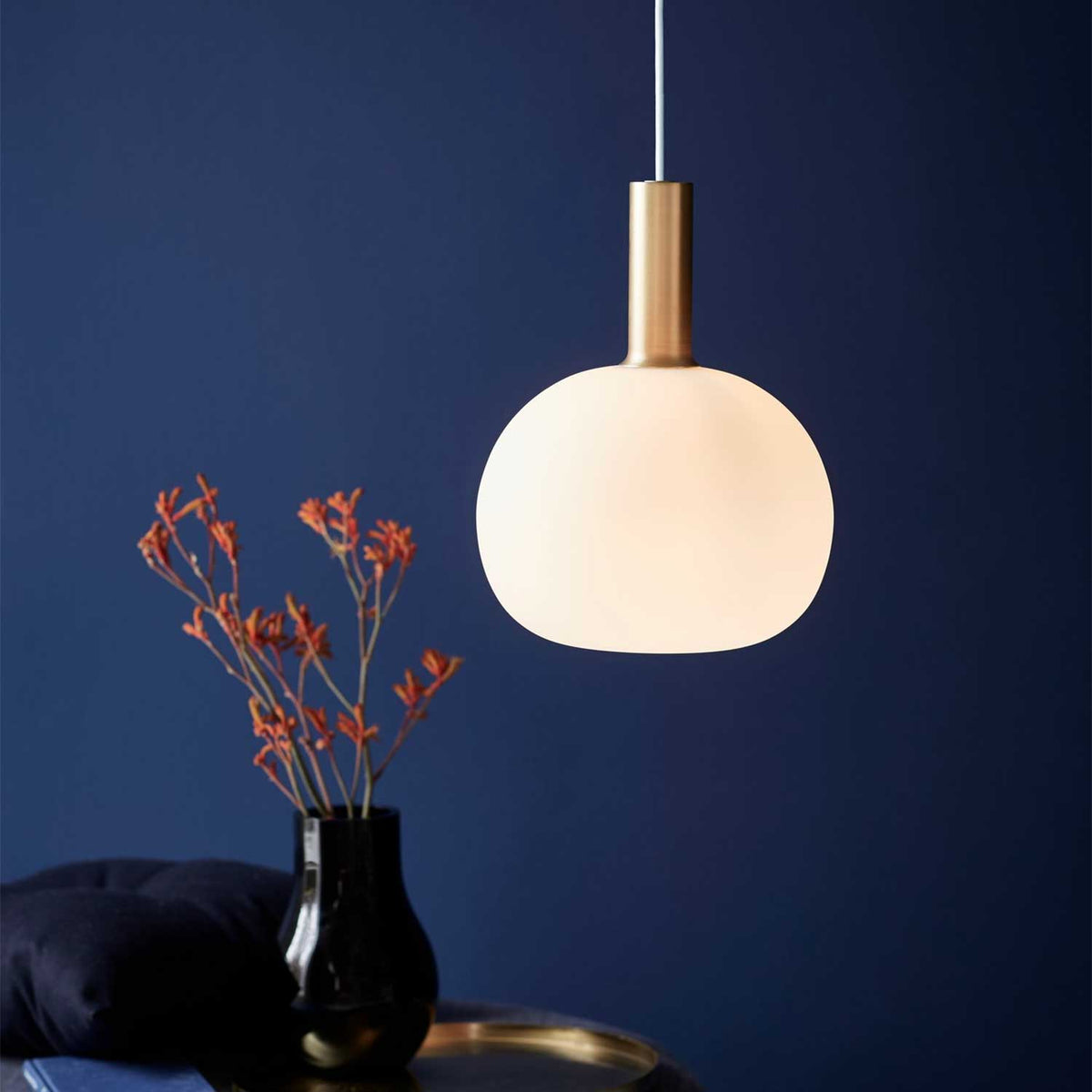 Alton - Suspension en verre soufflé opalin ou fumé et métal, style Art déco