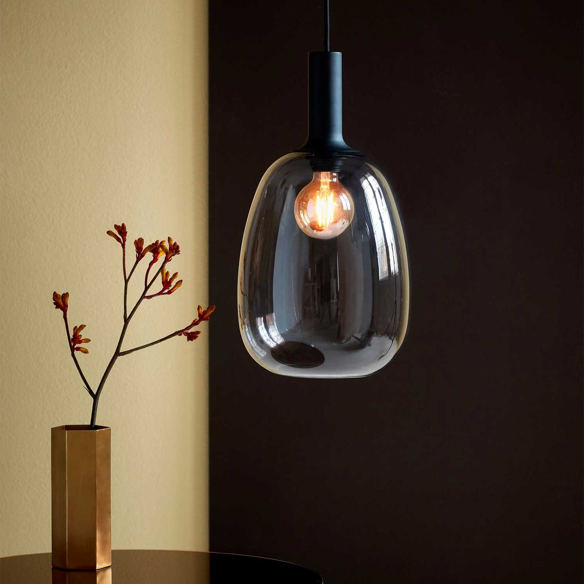 Alton - Suspension en verre soufflé opalin ou fumé et métal, style Art déco
