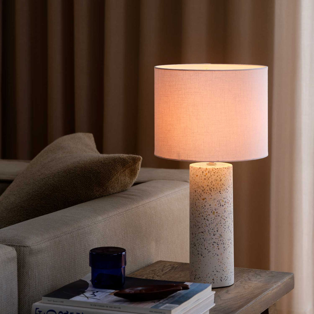 Antiga - Lampe à poser en terrazzo et tissu blanc, style contemporain