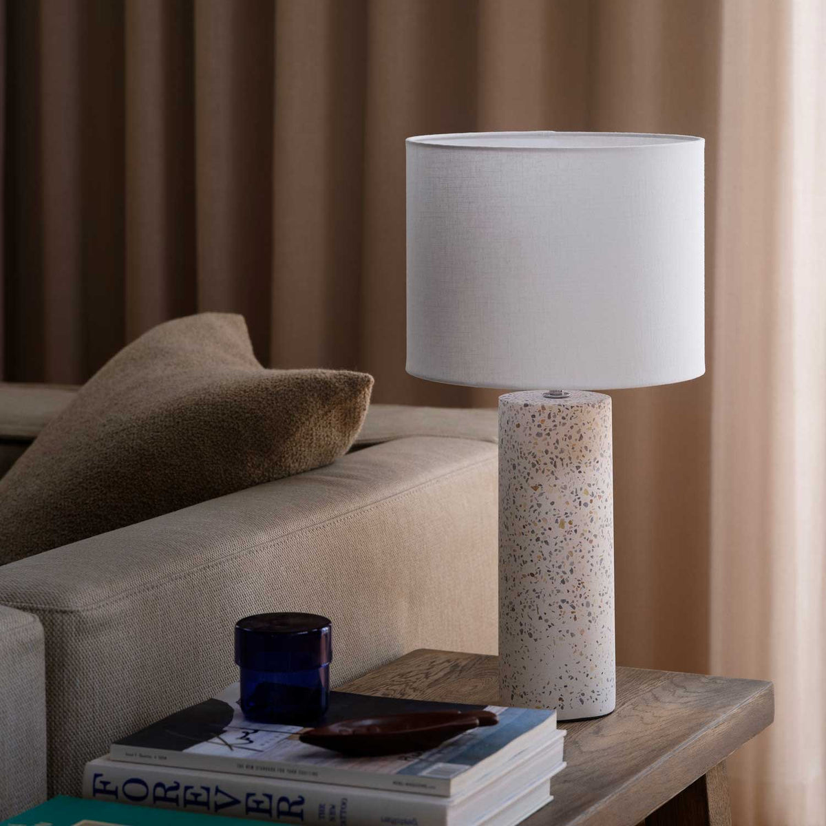 Antiga - Lampe à poser en terrazzo et tissu blanc, style contemporain