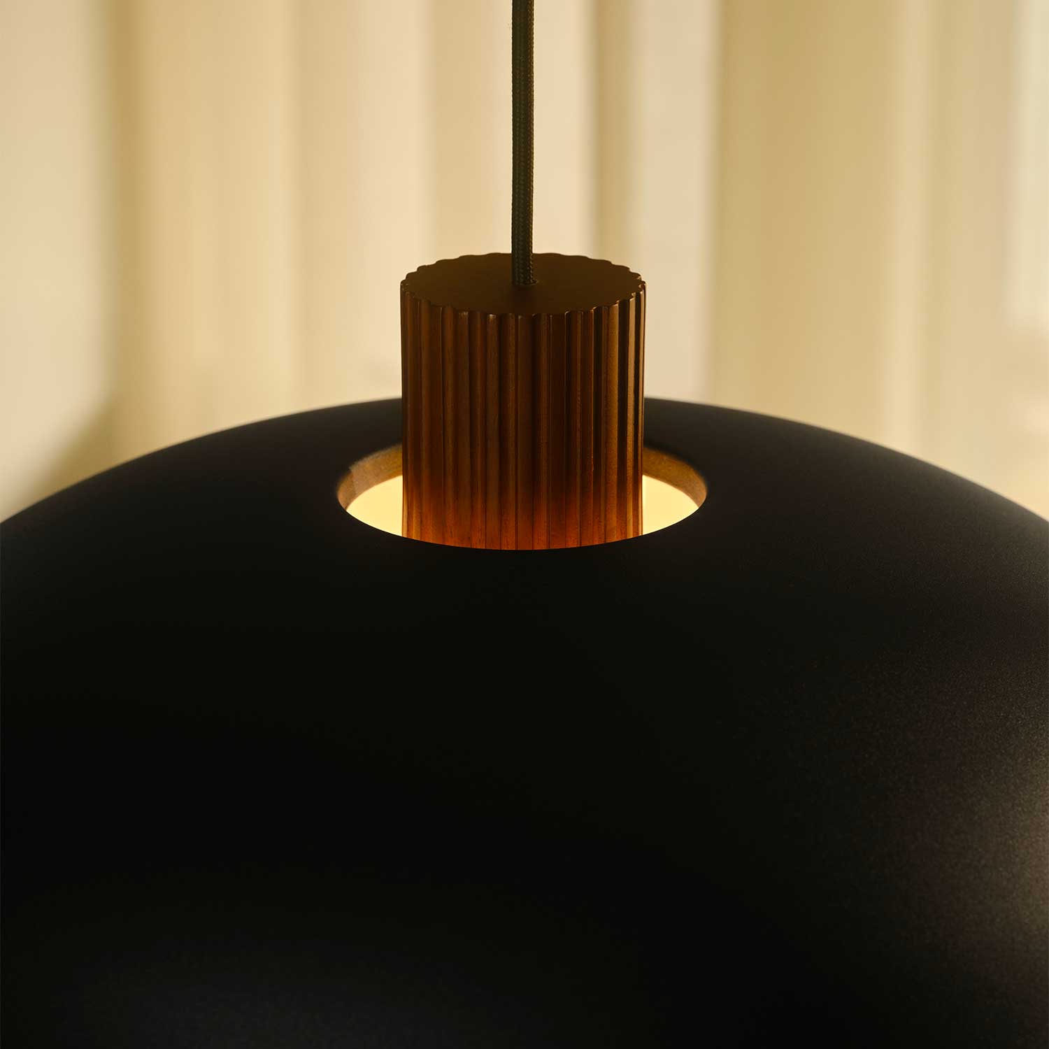 Aurelio - Suspension scandinave en acier noir et bois pour cuisine