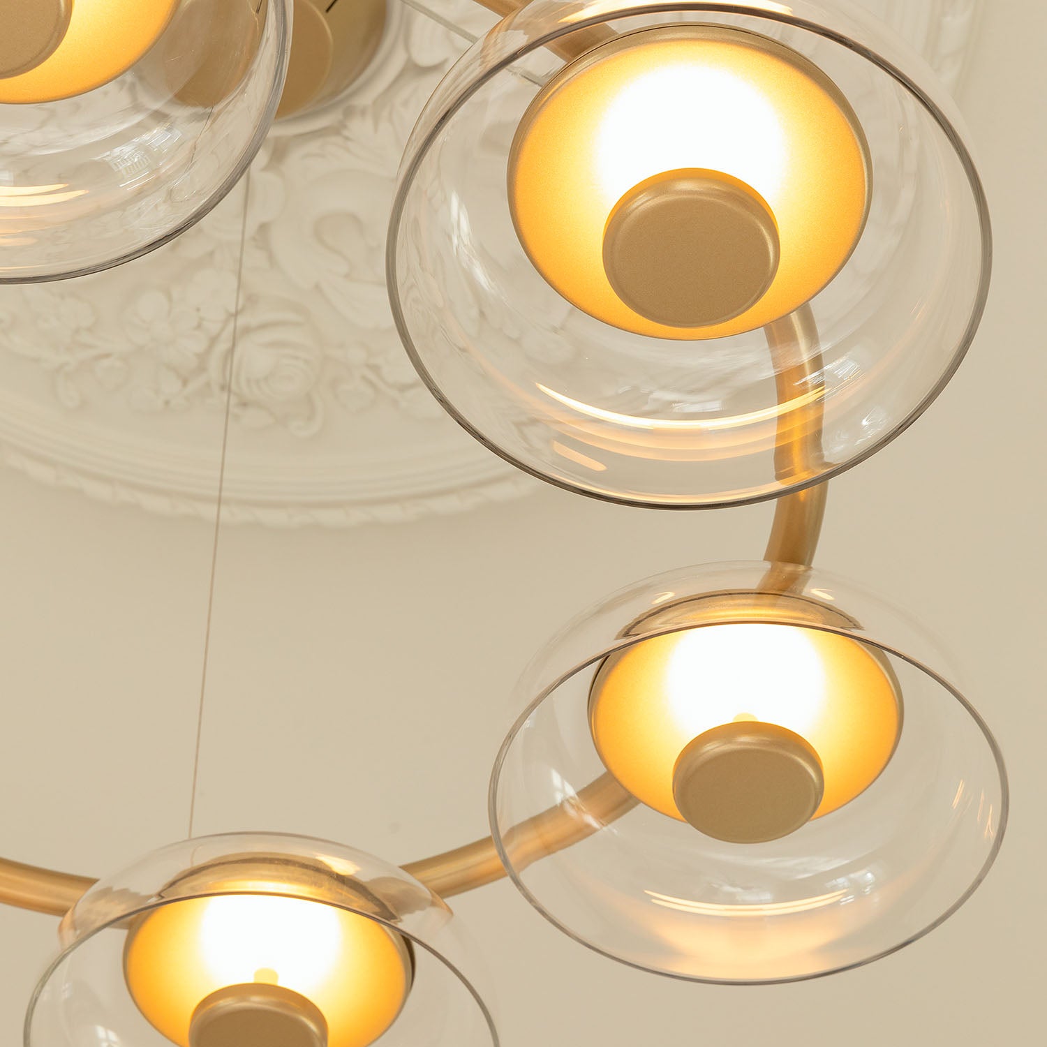 BLOSSI 6 – Luxuriöser und eleganter goldener Kronleuchter aus Glas und integrierter LED