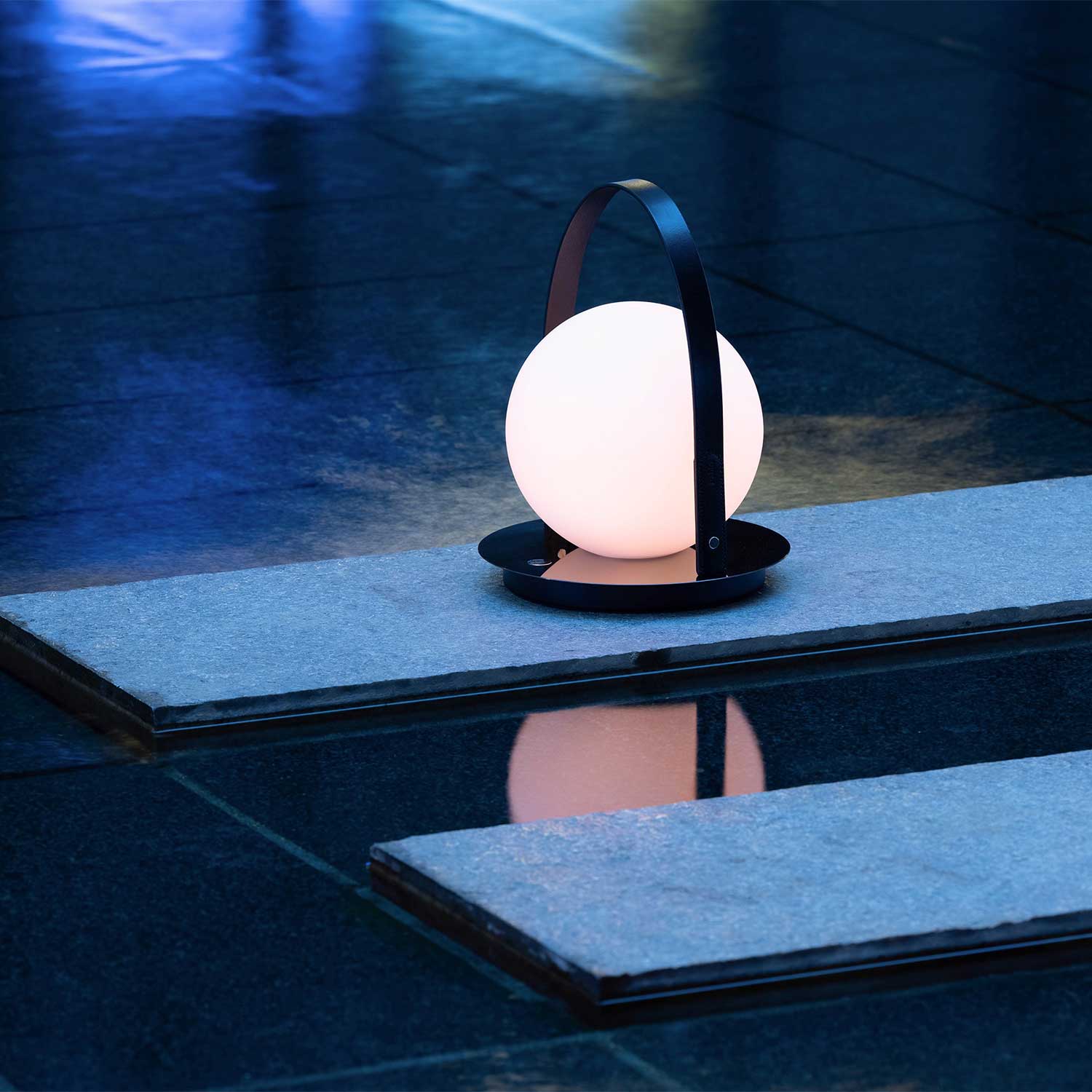 Bola Laterne - Tragbare LED-Leuchte aus Glas und Leder