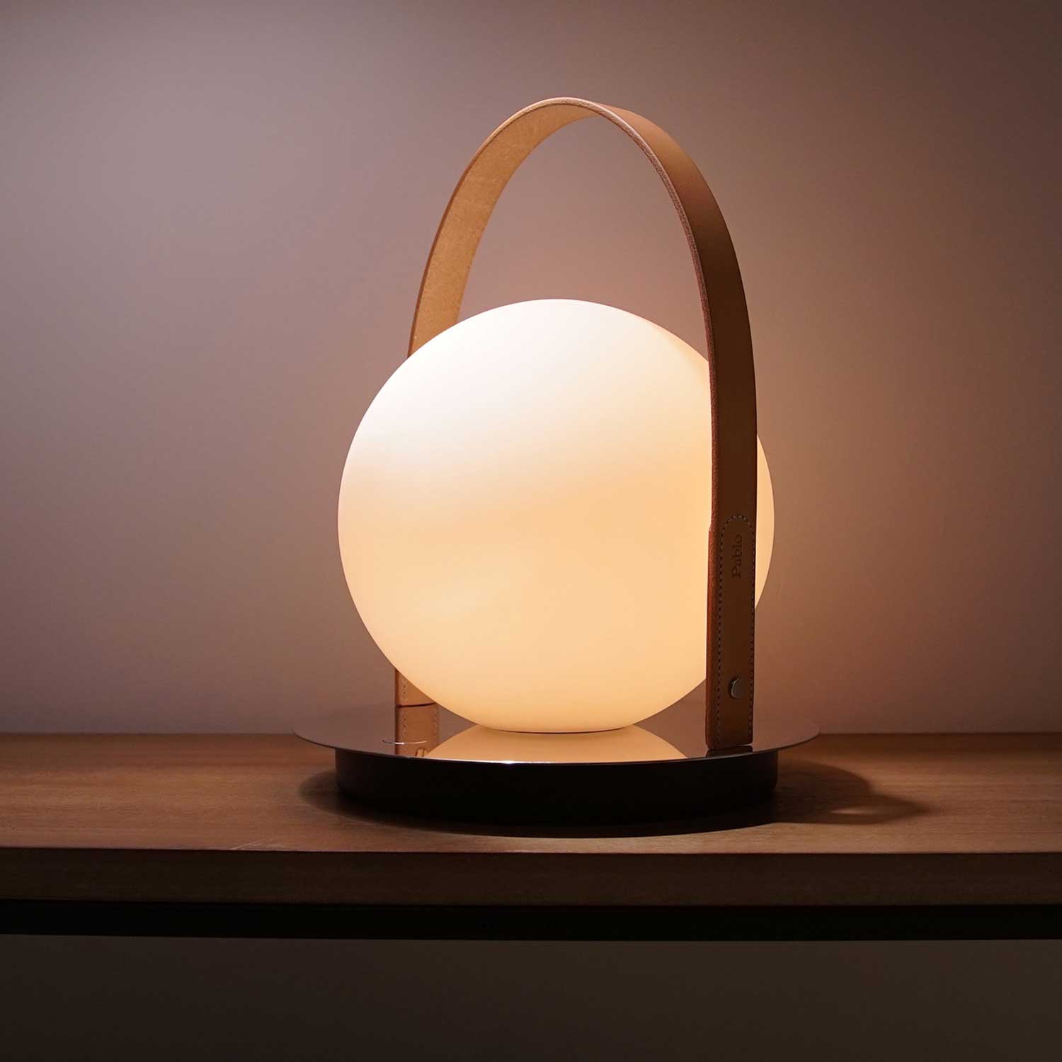 Bola Laterne - Tragbare LED-Leuchte aus Glas und Leder