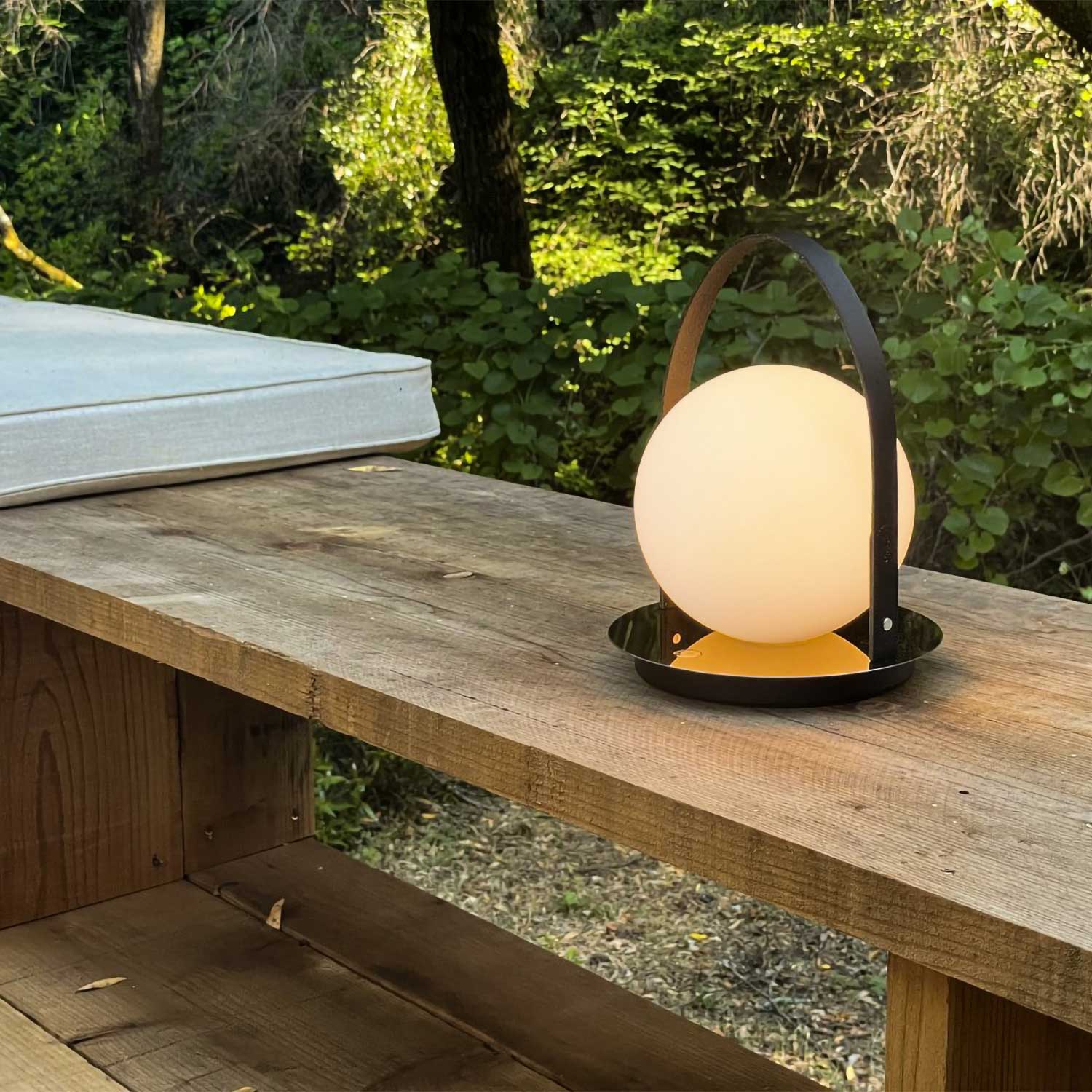 Bola Laterne - Tragbare LED-Leuchte aus Glas und Leder