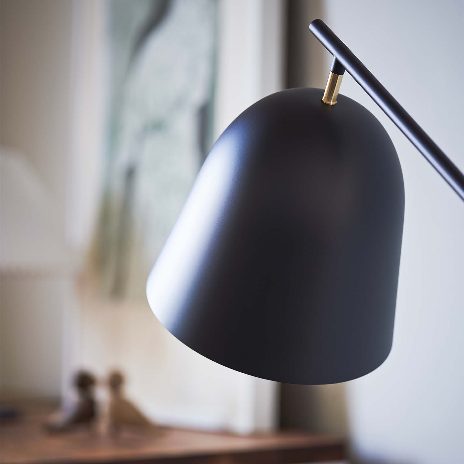 CACHÉ – Schwarze Stehlampe mit plissiertem Papierlampenschirm im Designer-Wohnzimmer