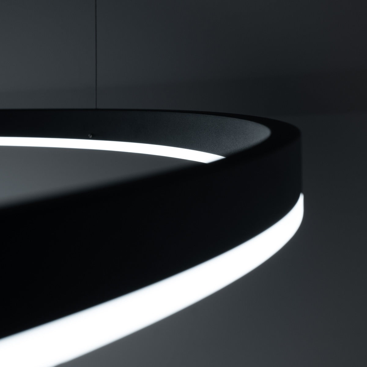 Cephei - Lustre LED rond en acier pour bureaux professionnels