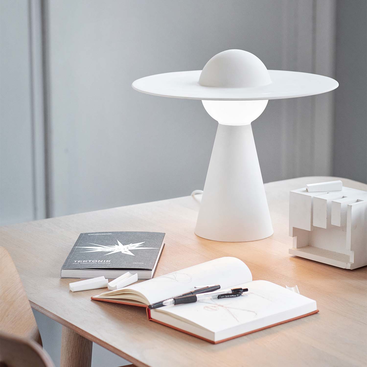 KERAMIK – Weiße Designer-Tischlampe mit verstellbarer Kappe