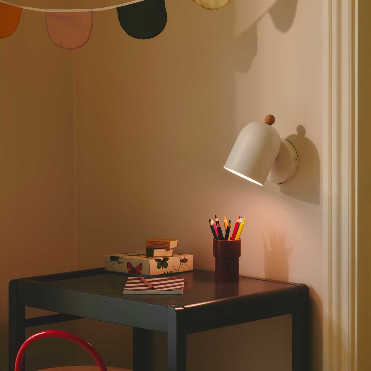 Gaston - Applique murale scandinave en acier pastel et bois pour chambre enfant