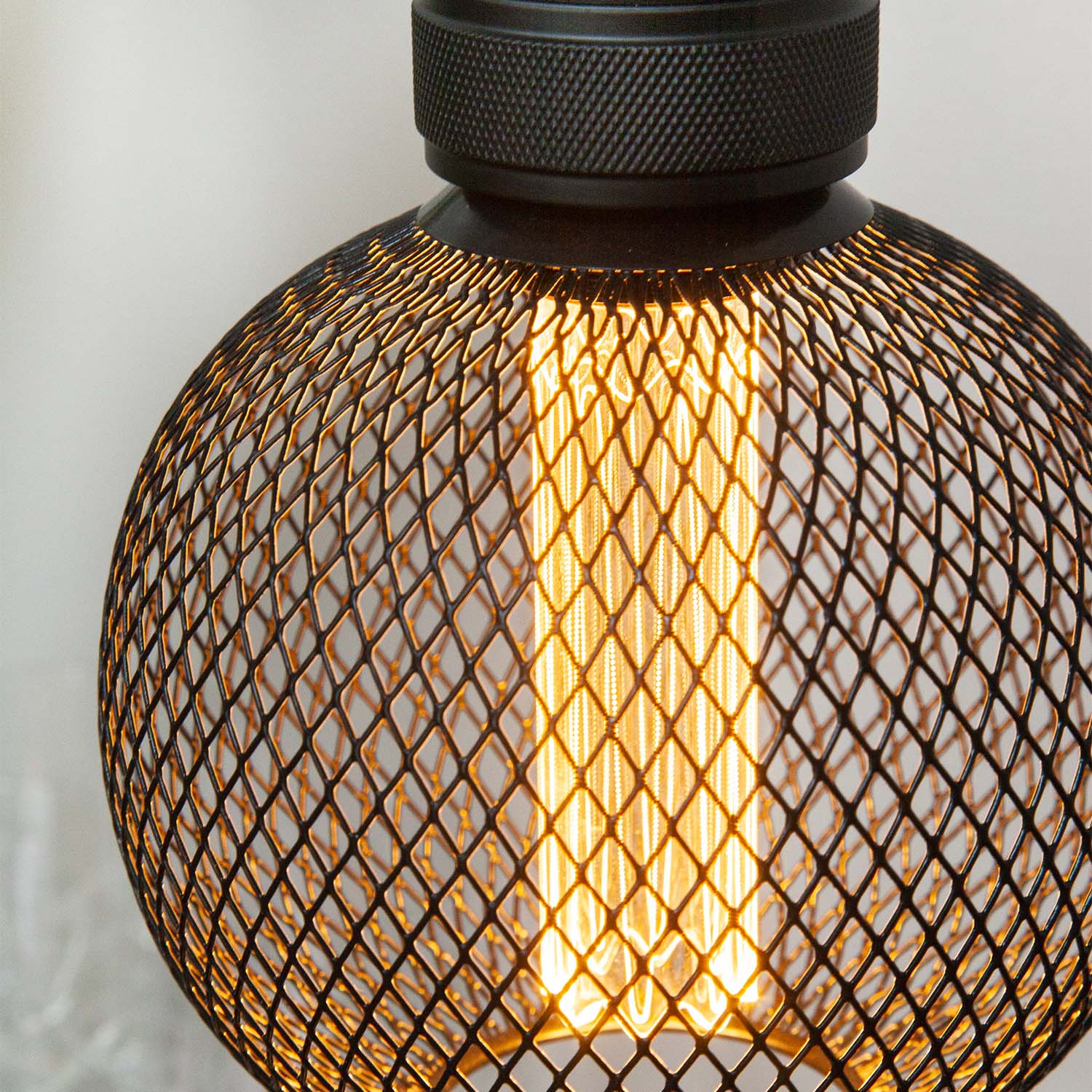 Gitter - E27 LED-Glühbirne im schwarzen Gitterdesign