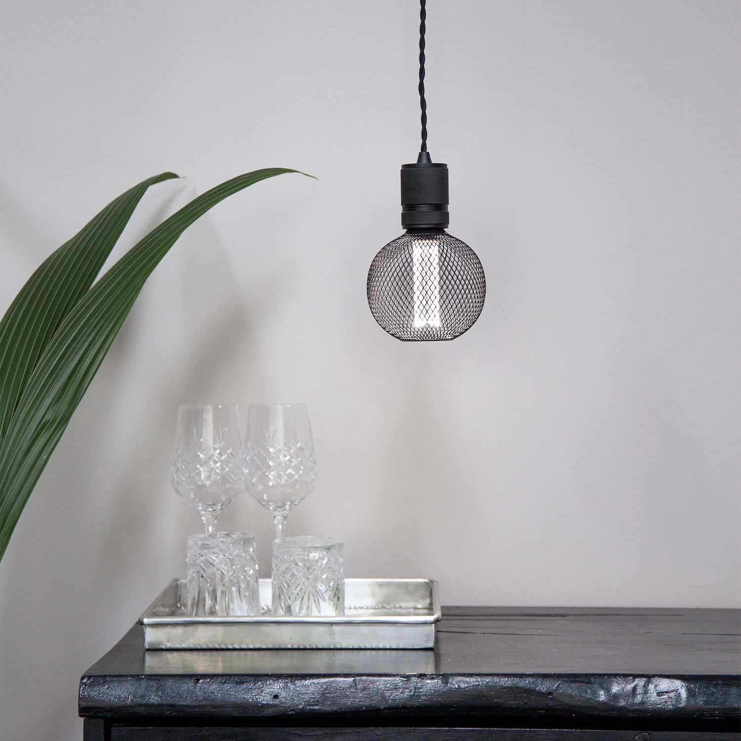 Gitter - E27 LED-Glühbirne im schwarzen Gitterdesign