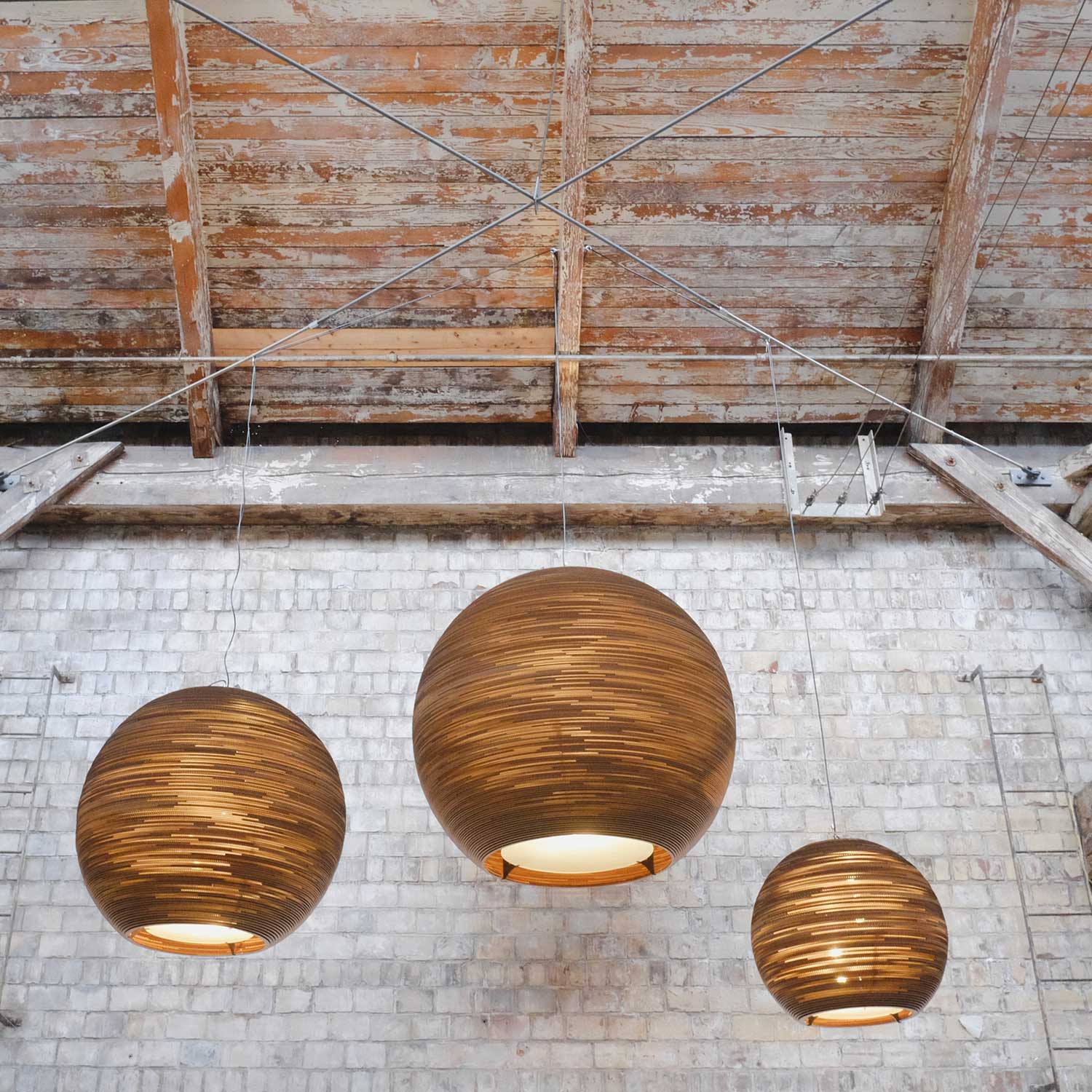 Scraplights Acturus - Suspension xxl boule en carton design pour salon