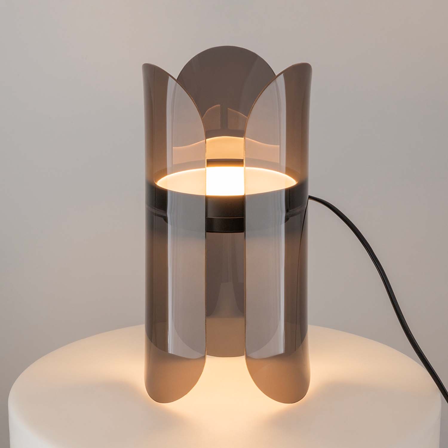 INSIGHT – Designer-Tischlampe aus geräuchertem Plexiglas