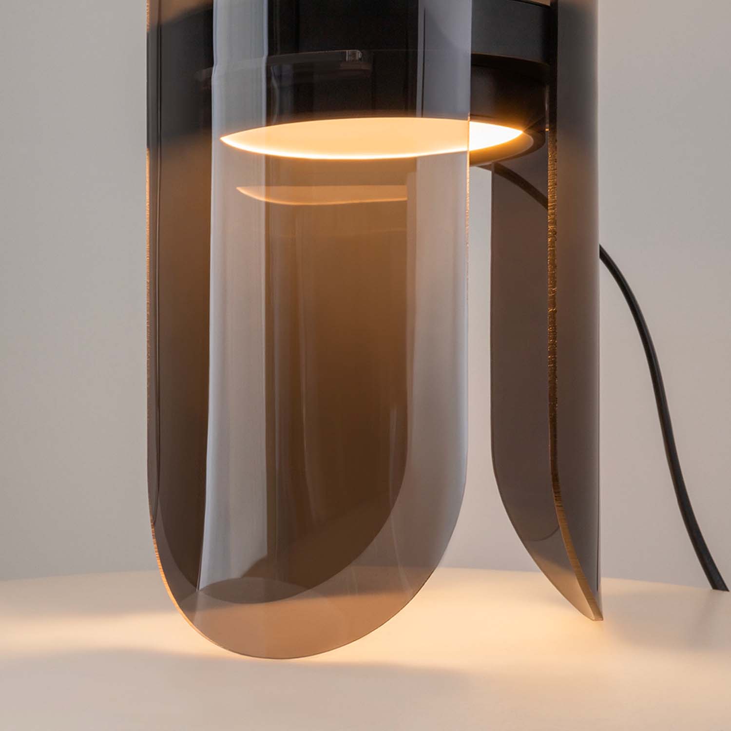 INSIGHT – Designer-Tischlampe aus geräuchertem Plexiglas