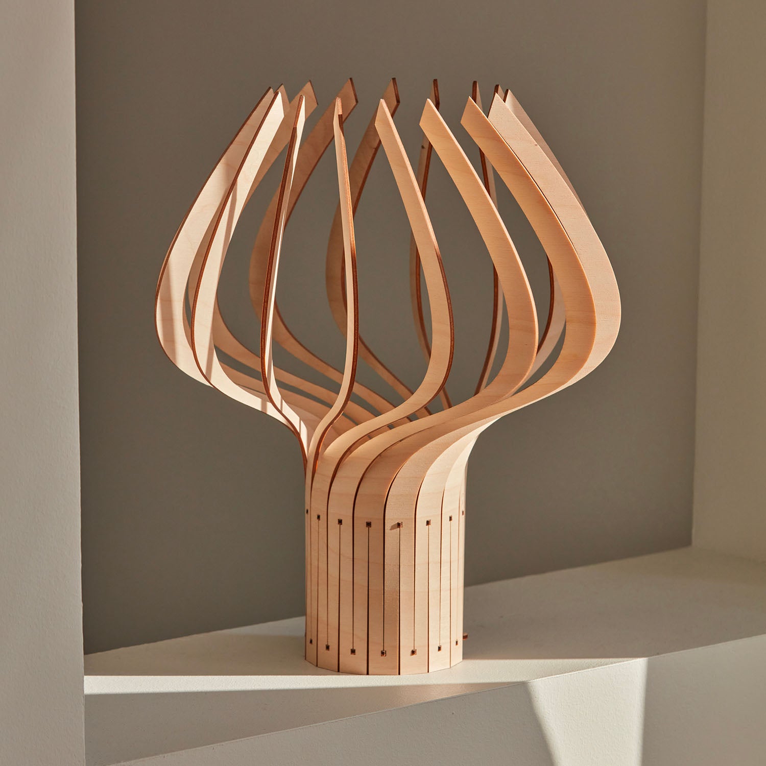 KAPUTAFUNAT – Handgefertigte Designer-Wohnzimmerlampe aus Holz