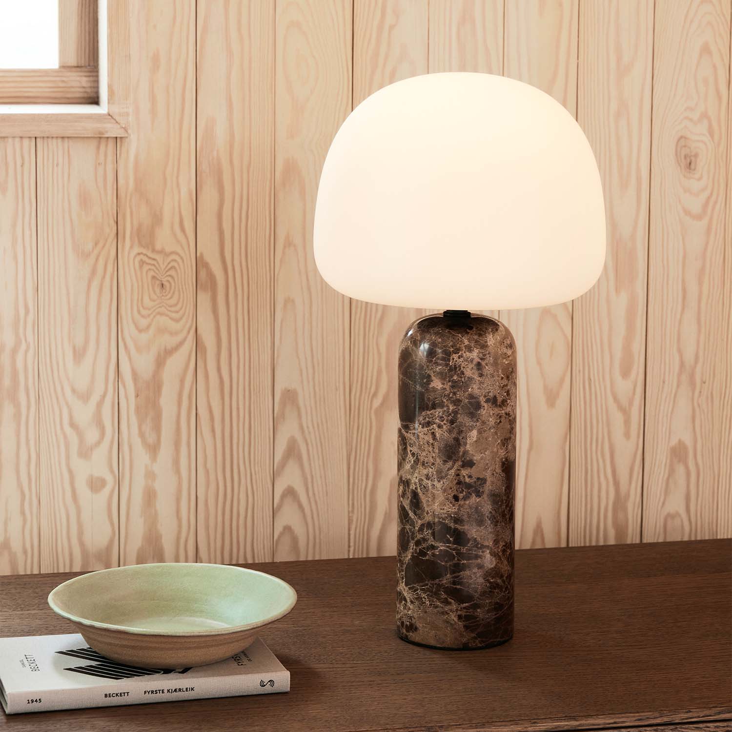 KIN – Tischlampe aus Marmor und weißem Glas