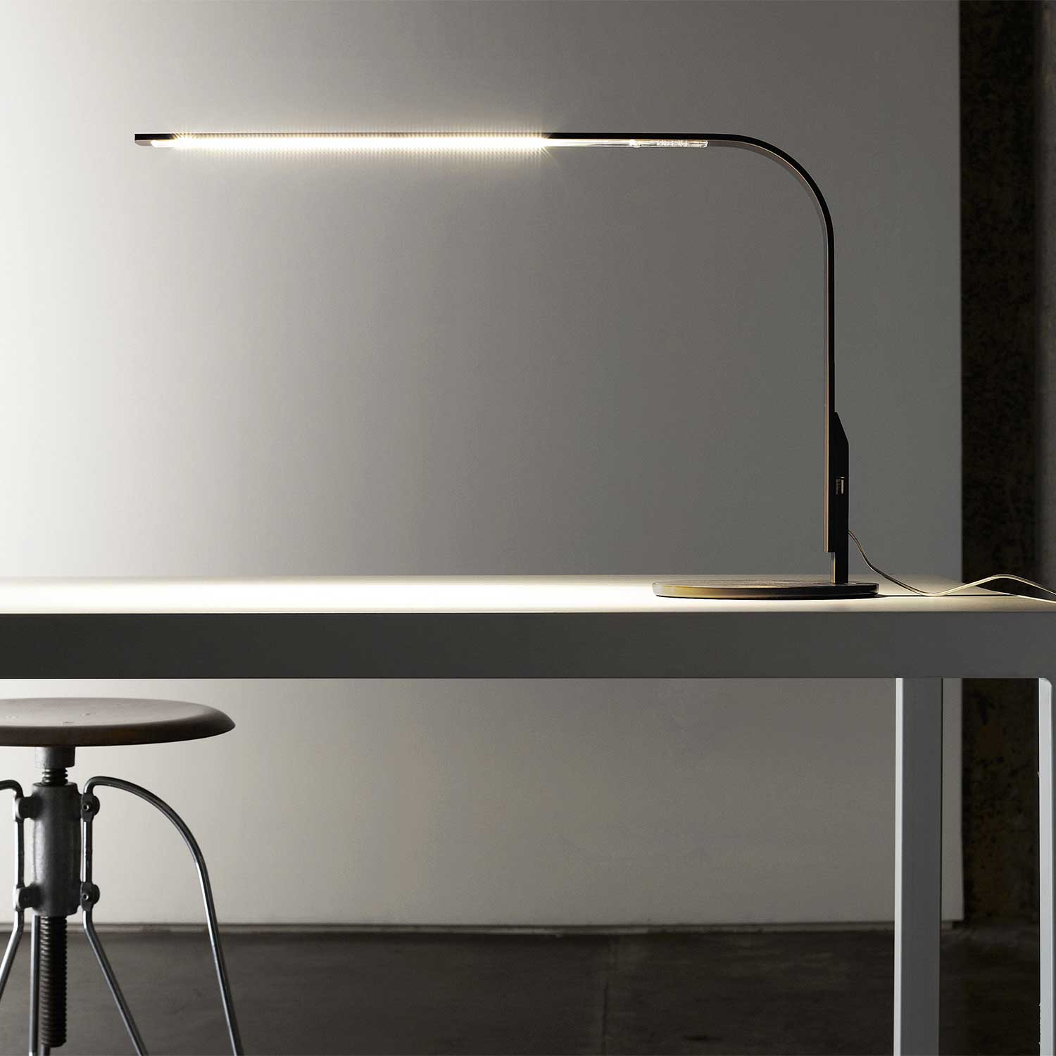 Lim 360 - Lampe de bureau LED pour locaux professionnels