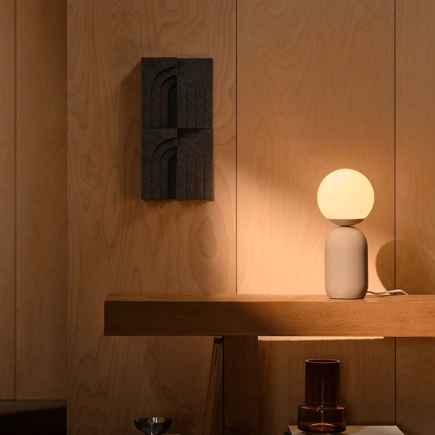 Notti - Lampe à poser moderne pour bibliothèque colorée