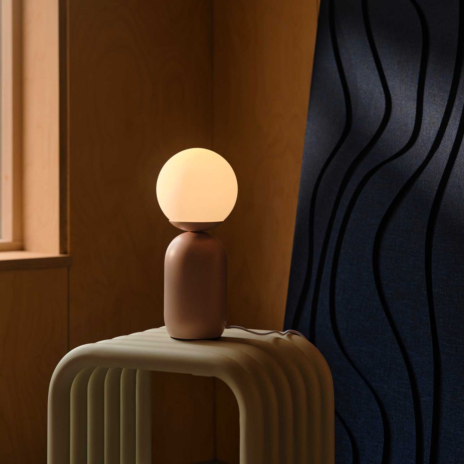 Notti - Lampe à poser moderne pour bibliothèque colorée