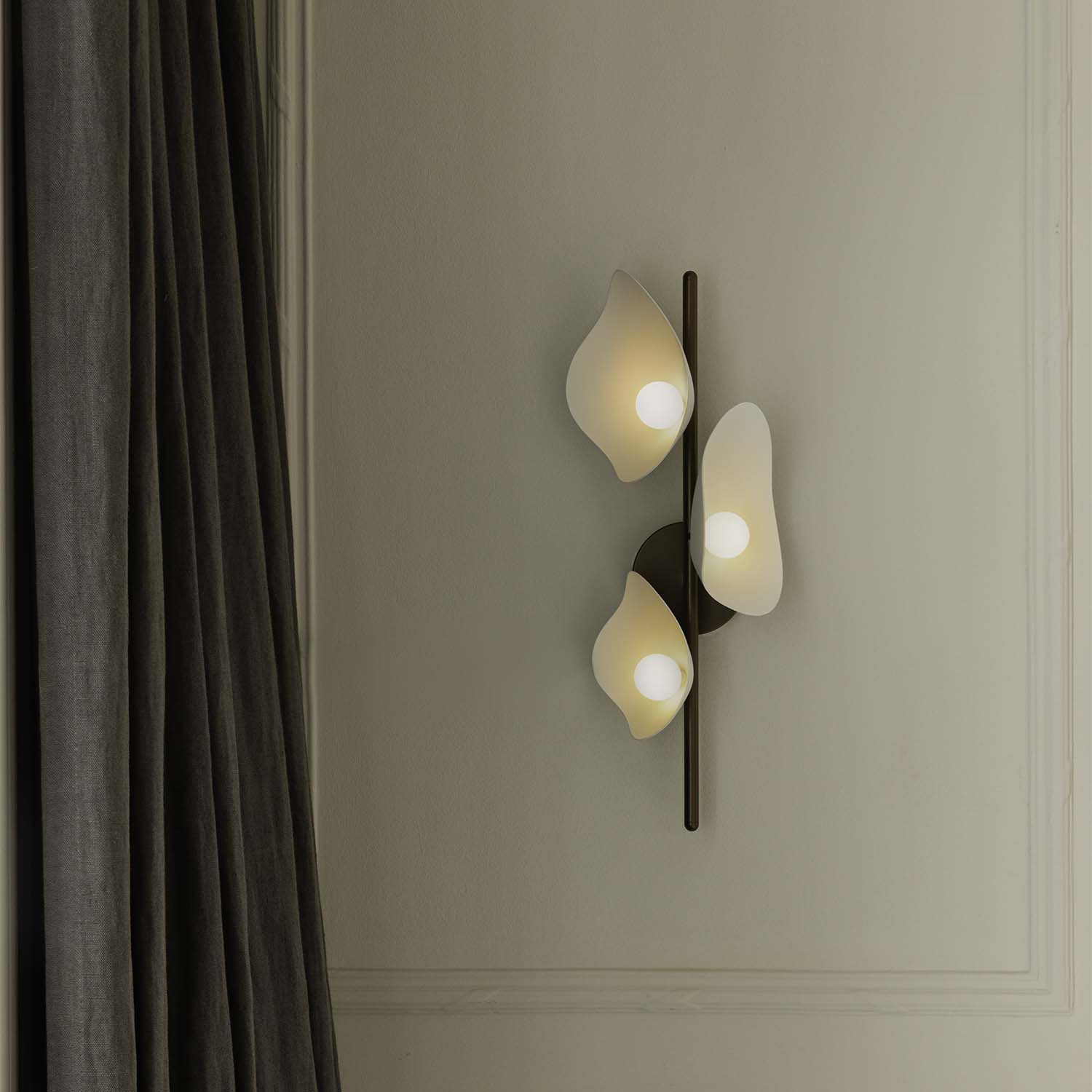 FLORII 3 - Designer branch and petal wall light