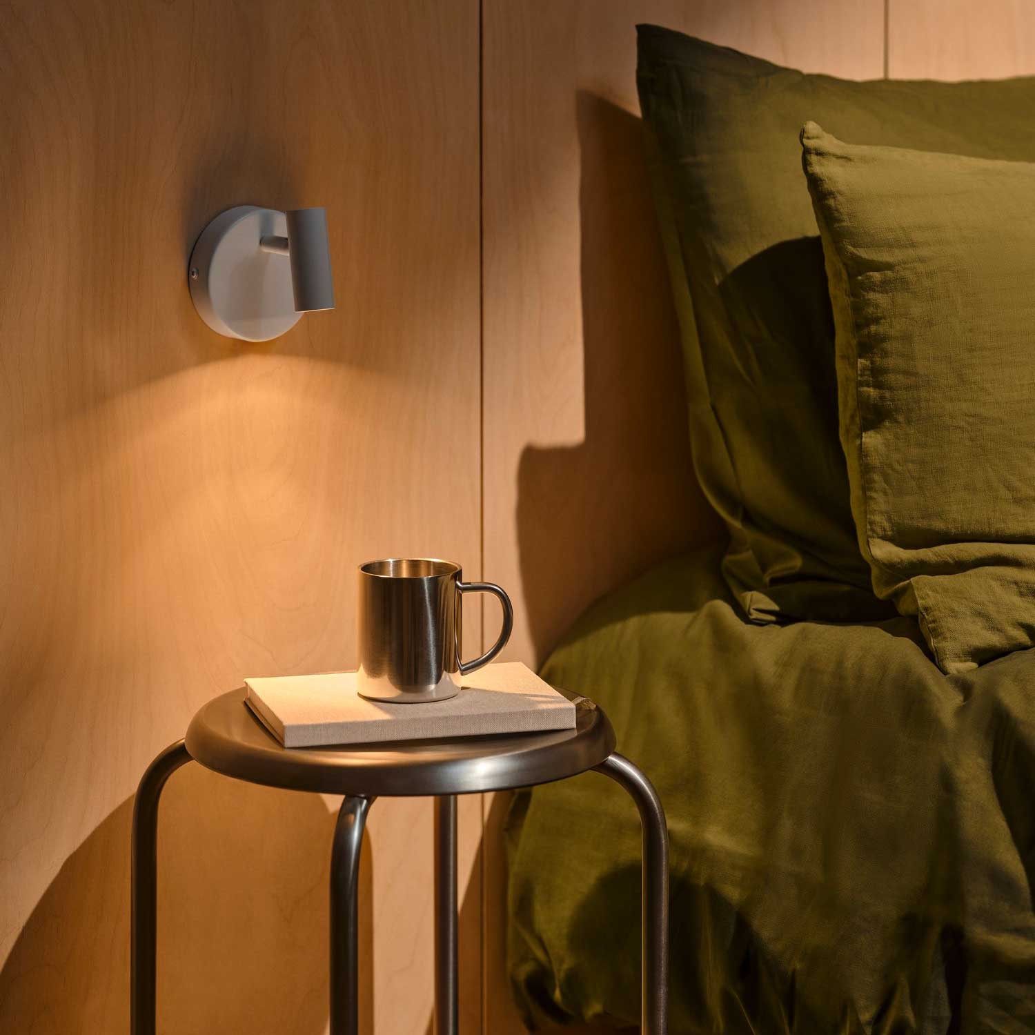 Omari - Applique murale LED liseuse en acier pour chambre moderne