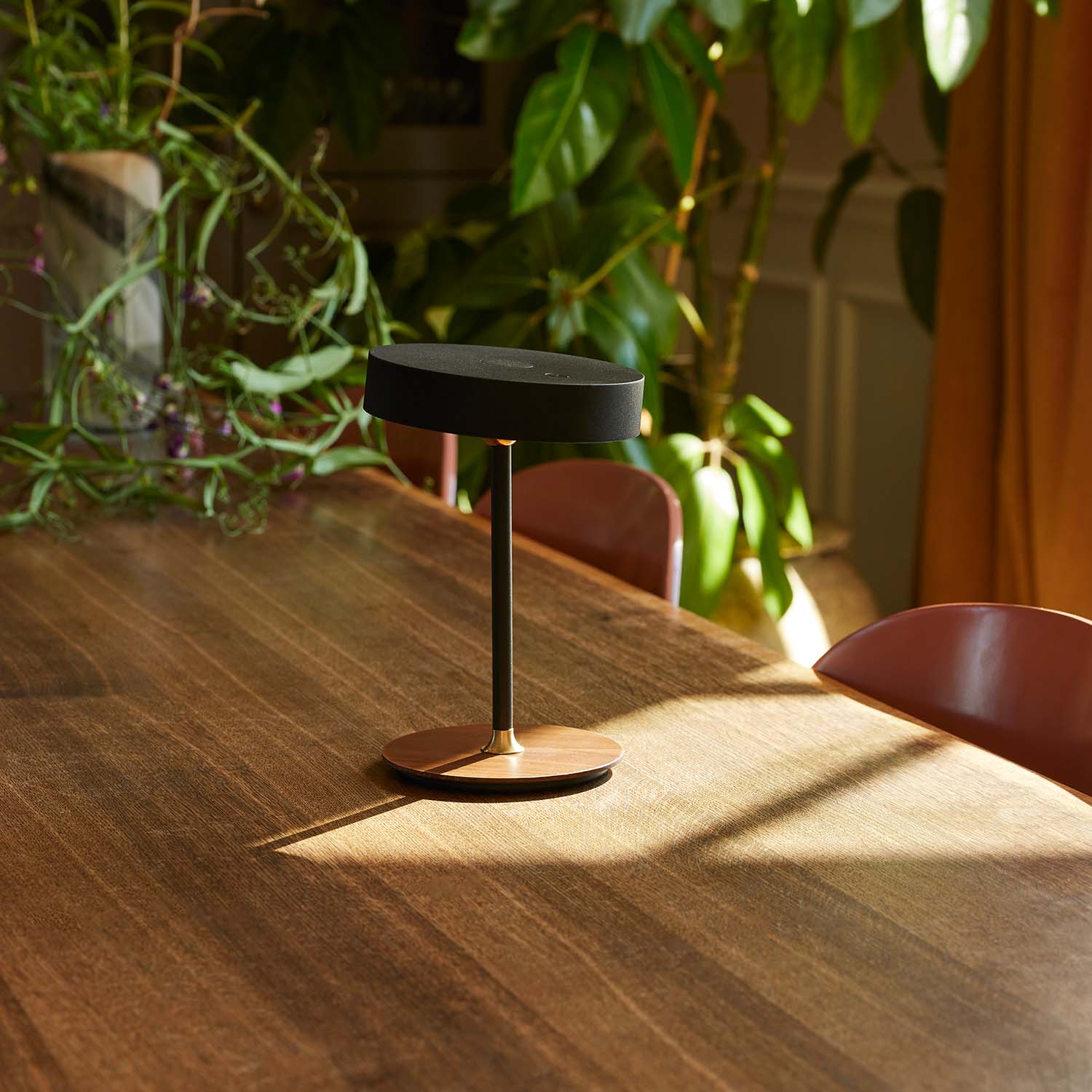 HALO DESIGN ON THE MOVE rechargeable wireless design lamp