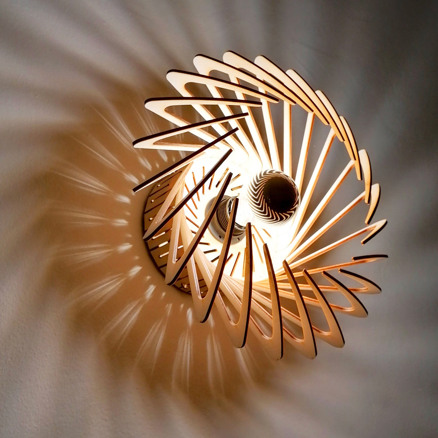 PIANUMAYO – Spiralförmige Wandleuchte aus Naturholz