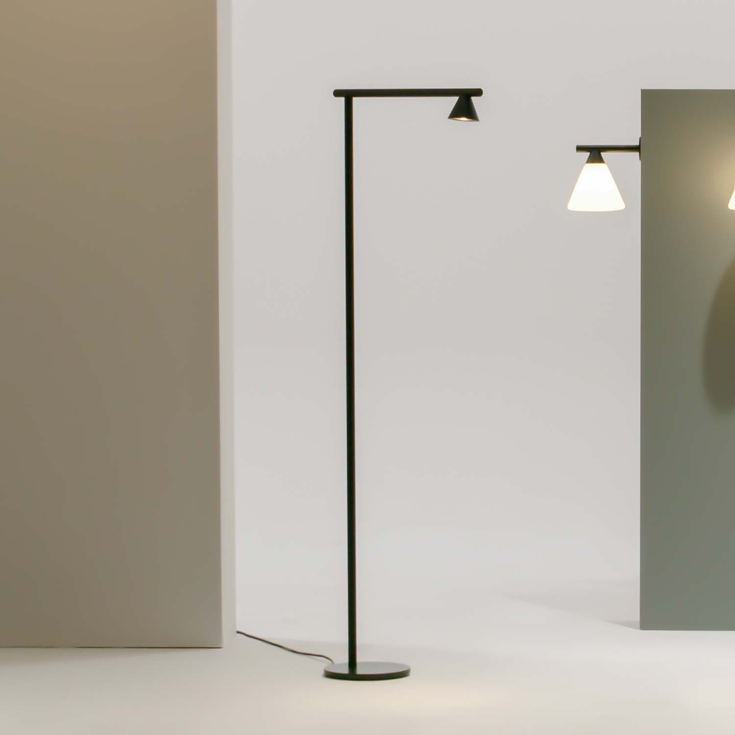 PROBE - Floor lamp with black conical spot