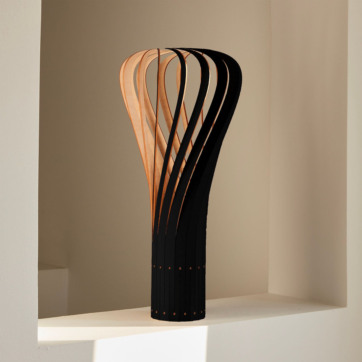 PUNTAKAPANEL - Lampe à poser en bois torsadé design