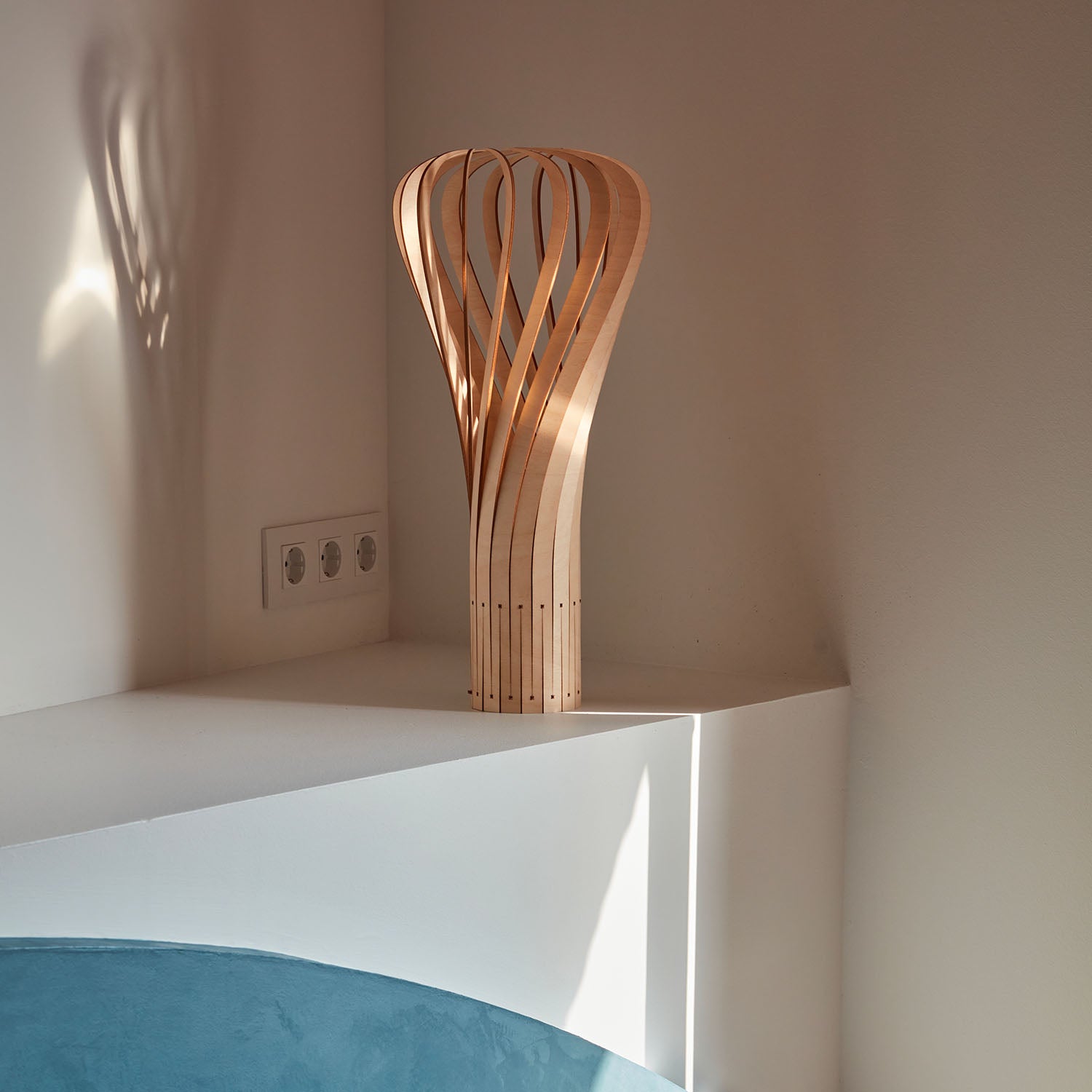 PUNTAKAPANEL – Designer-Tischlampe aus gedrehtem Holz