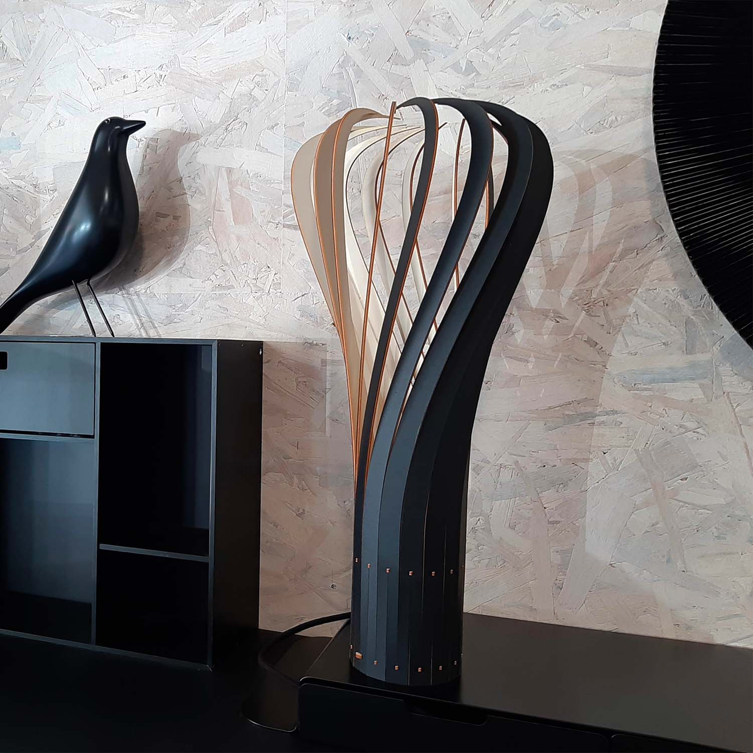 PUNTAKAPANEL – Designer-Tischlampe aus gedrehtem Holz
